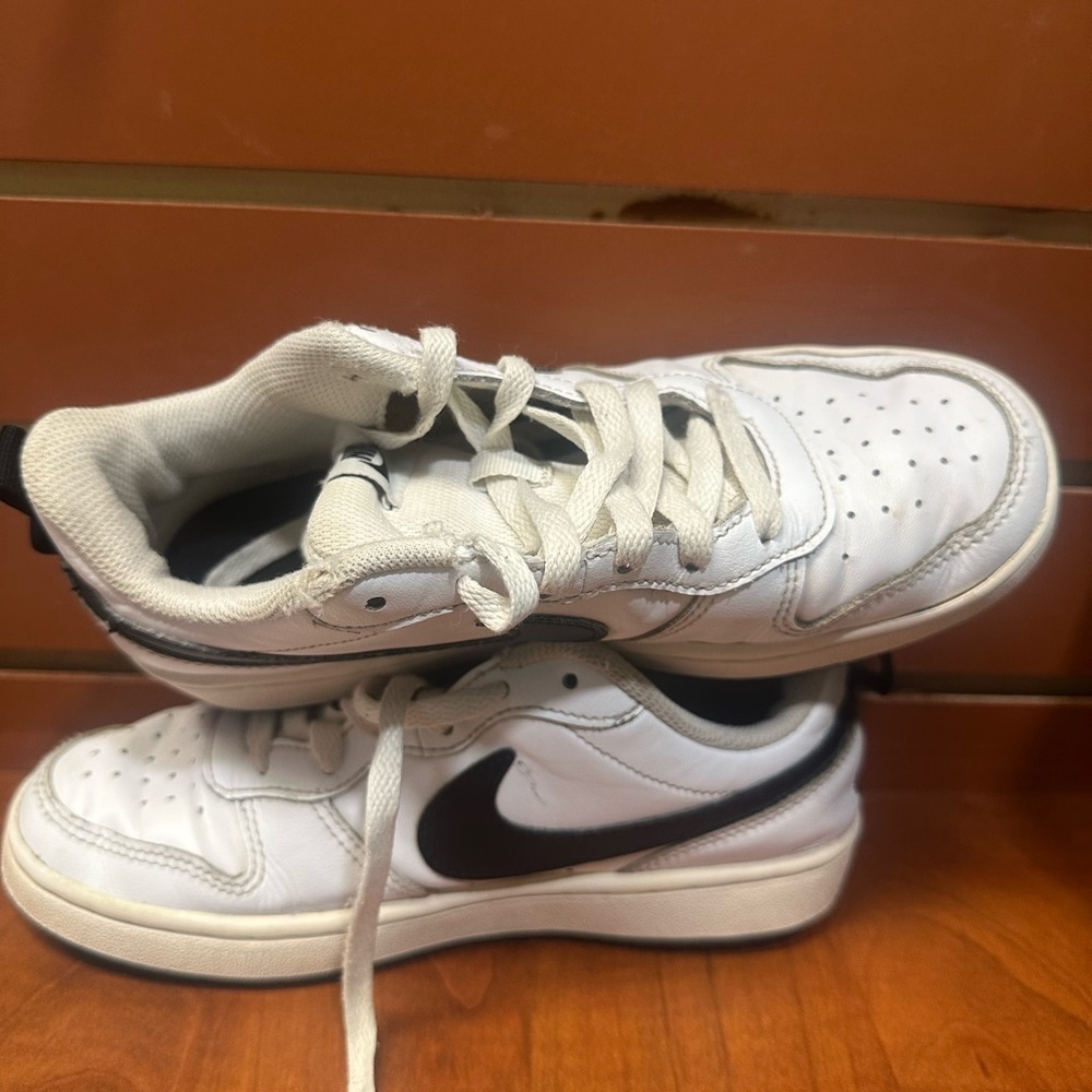 Nike White Classic Sneakers Low-Top Minimalist Design - Picture 14 of 14